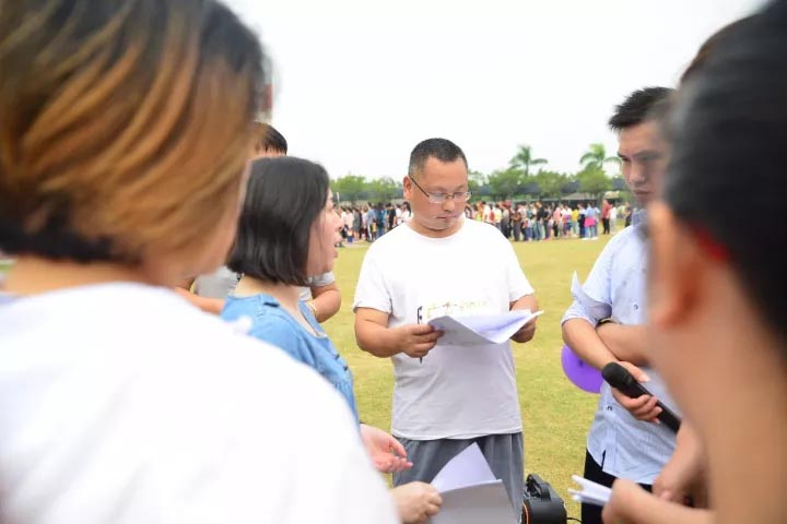 口哨發(fā)令、旗幟落下，比賽的完美呈現(xiàn)，離不開裁判員的辛苦付出，低調(diào)是他們的代名詞