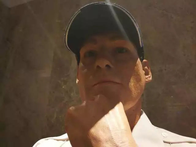 凌厲的眼神流轉(zhuǎn)，目光如炬，手掌的青筋清晰暴出，歲月的紋路無情橫亙——樹脂雕塑《站崗》
