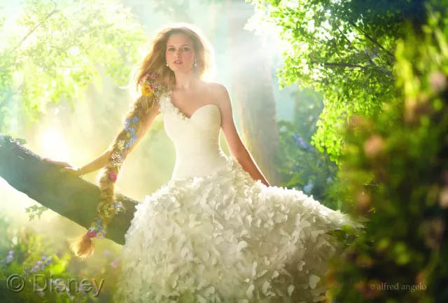 假若將玻璃鋼船艇比喻成一位女生，那么膠衣就是她華美的衣裳！