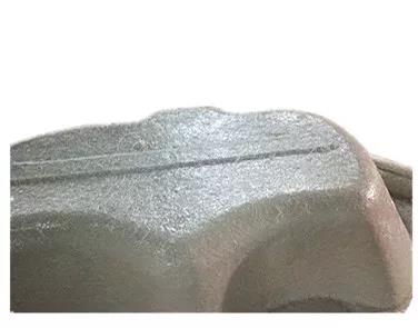 用樹(shù)脂和玻璃纖維復(fù)合在浴缸胚料的底部，使成型產(chǎn)品有足夠的強(qiáng)度
