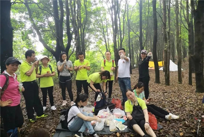博皓人勞作過(guò)后，分享、享受美食