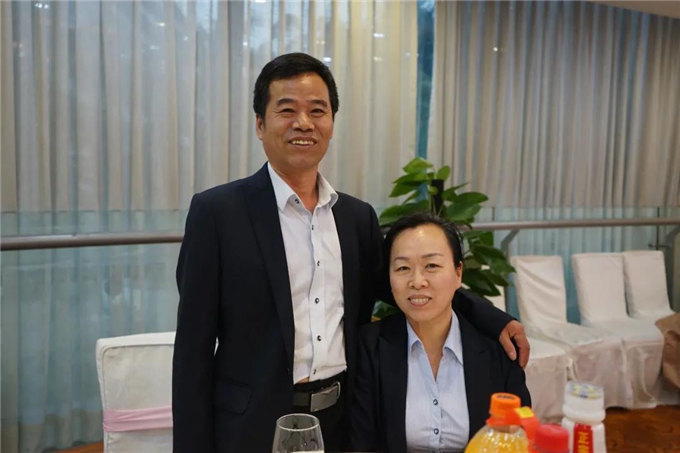 博皓家人們歡聚一堂，把酒言歡，開(kāi)懷暢飲