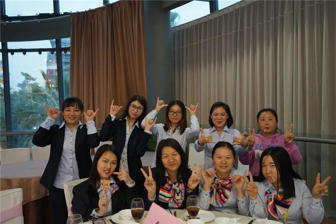 博皓家人們歡聚一堂，把酒言歡，開(kāi)懷暢飲-3