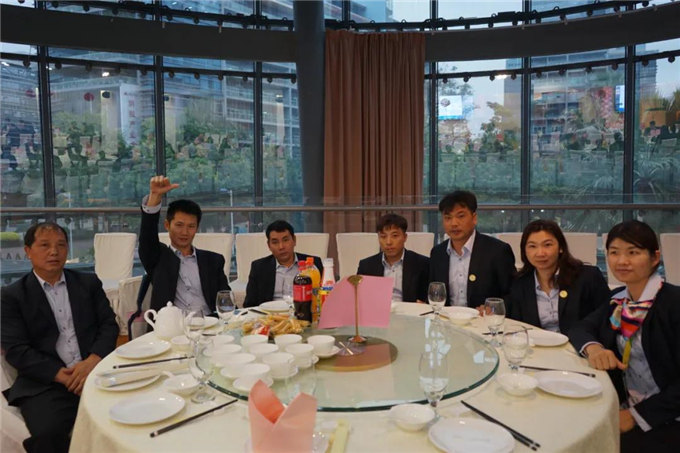 博皓家人們歡聚一堂，把酒言歡，開(kāi)懷暢飲-4