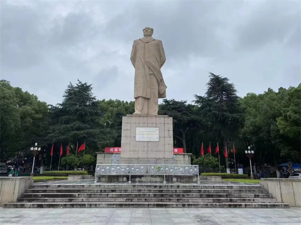 湖南大學(xué)，毛主席雕像