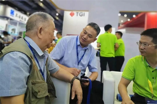 中國(guó)復(fù)合材料工業(yè)協(xié)會(huì)特邀顧問，中國(guó)SMC之父，黃家康到博皓展臺(tái)交流指導(dǎo)