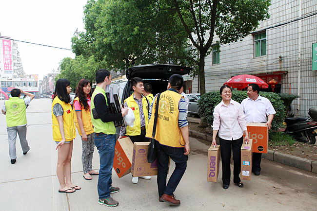車隊(duì)到達(dá)備田小學(xué)，隨車捐贈(zèng)的物資送到小學(xué)