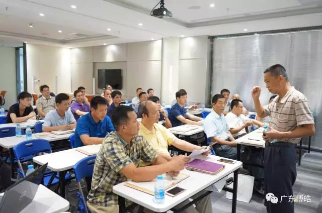 主講——原中國玻璃鋼協(xié)會技術(shù)研修的模具制作特聘講師、廣東博皓復合材料有限公司復合材料應用技術(shù)總顧問譚永枝老師